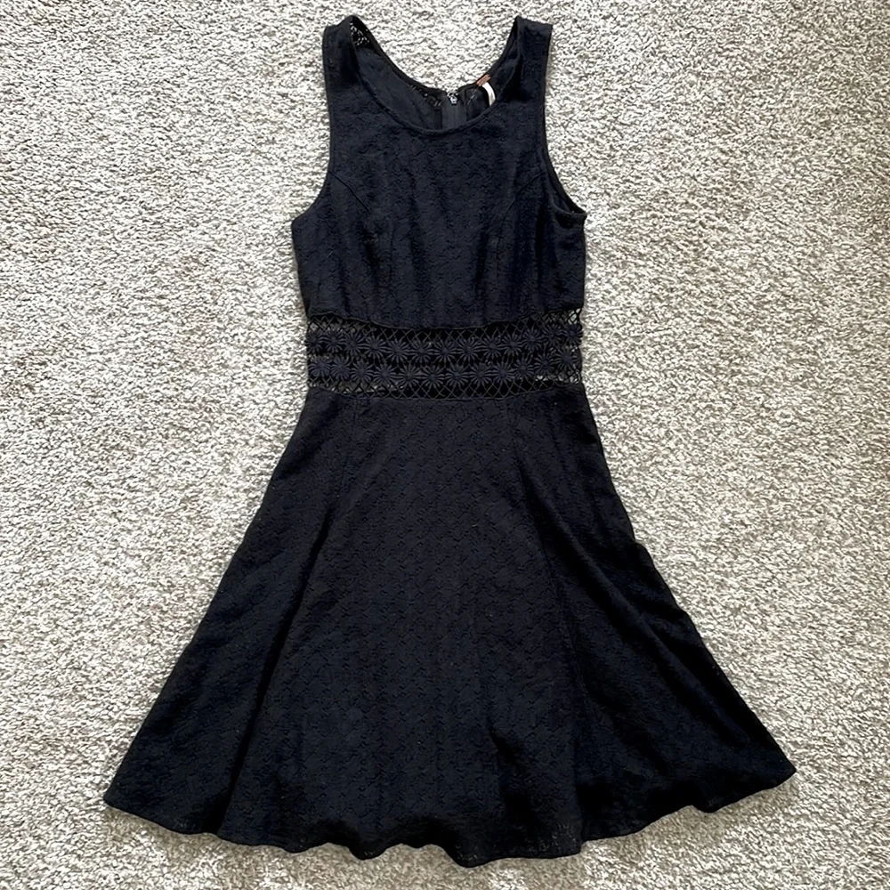 📦 🚚 EVERYTHING MUST GO! Free People Black Daisy Cutout Dress | 2 - Picture 1 of 6